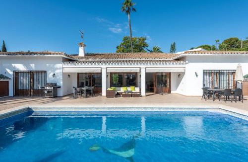 Nueva Andalucia Villa | Villa Casa La Concha - Luxury 6 bedroom Villa in Marbella, Beautiful Mountain View, Heated Swimming Pool, 15min walk to Puerto Banus Beaches, Sleeps up to 12