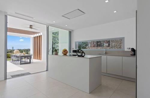 Marbella Villa | Villa 'Mariposa' with Sea View, Wi-Fi and Air Conditioning