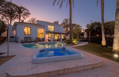 Urbanizacion Pinos Verdes Villa | Villa Pena Blanca - 5 bed Villa near Puerto Banus!