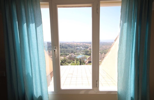 Elviria Apartment | Wonderful penthouse with amazing sea-and golf views in Marbella´s Elviria Hills