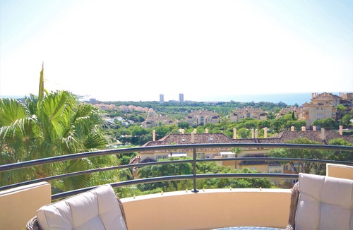 Elviria Apartment | Wonderful penthouse with amazing sea-and golf views in Marbella´s Elviria Hills