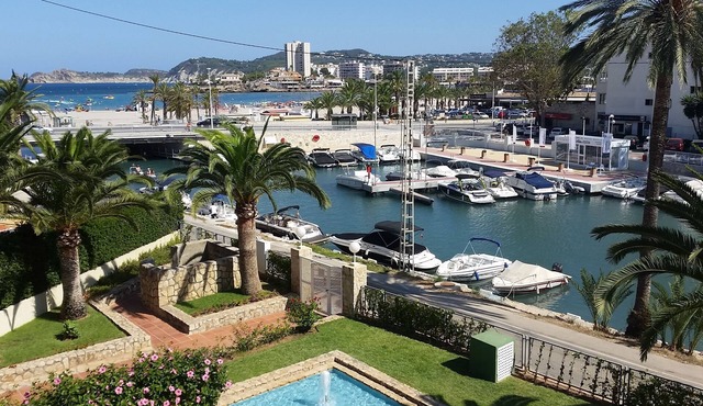 Lovely apartment with wonderful sights only 4 minute stroll to the beach, Jávea