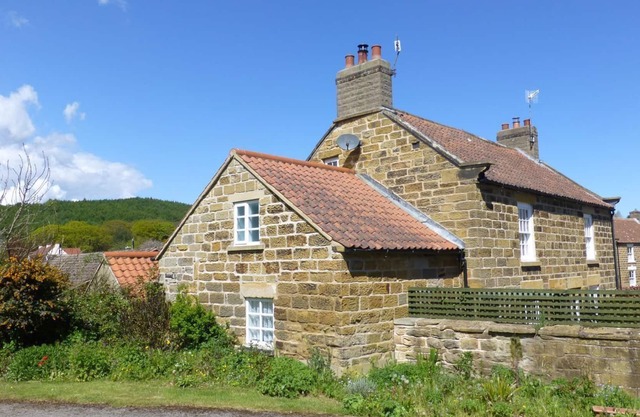 1 CHURCH COTTAGES, pet friendly, with open fire in Cloughton