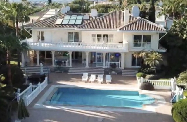 ✪ 3 Minutes WALK to the BEACH Luxurious villa. SEA VIEWS, area of Marbesa, Marbella!