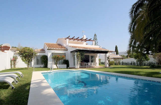 Charming villa with sea views, recently renovated and with free WIFI.