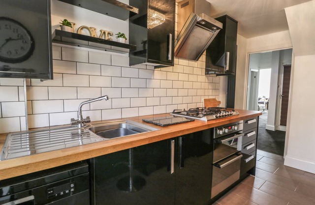 ESPLANADE GARDENS, APARTMENT 1, pet friendly in Scarborough