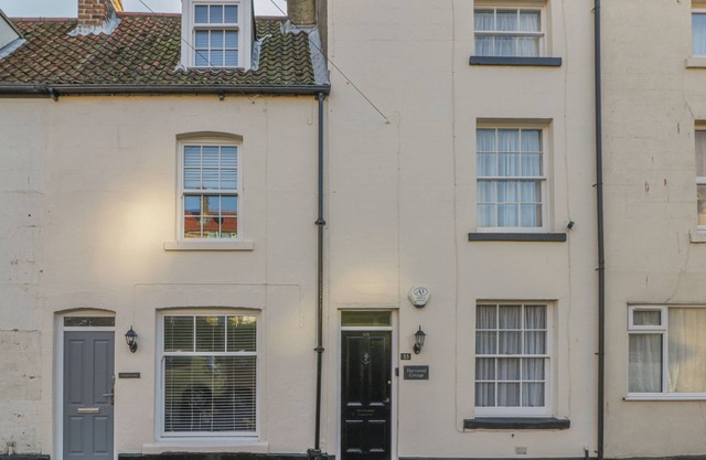 HARTWOOD COTTAGE, pet friendly, with a garden in Scarborough