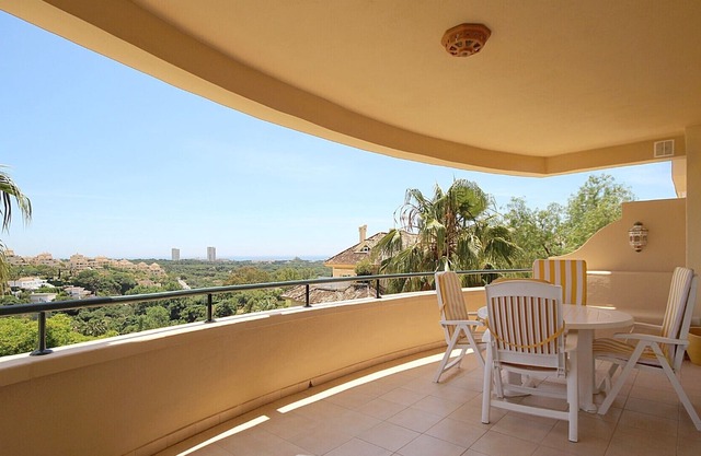 Magnificent apartment with sea views in the luxurious Elviria Hills