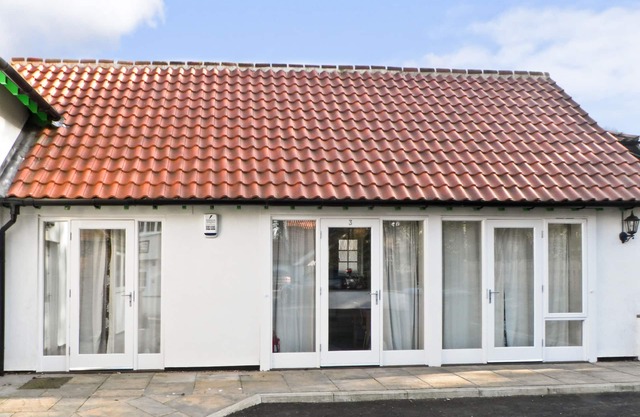 NO. 3 LOW HALL COTTAGES, pet friendly, with a garden in Scalby