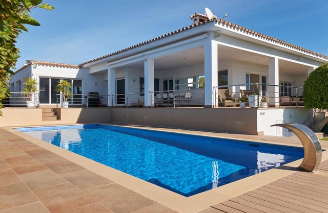 Sea view modern villa El Rosario Marbella