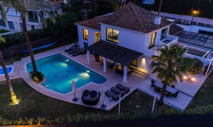 Nueva Andalucia Villa | 390 m² Villa ∙ 5 bedrooms ∙ 12 guests