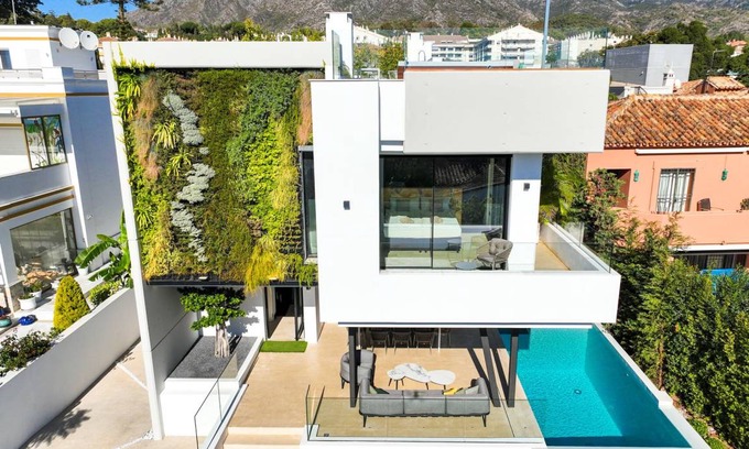 Golden Mile Villa | 447 m² Villa ∙ 4 bedrooms ∙ 8 guests
