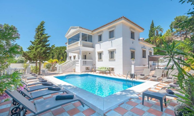 Urbanizacion Hacienda las Chapas Villa | 580 m² Villa ∙ 8 bedrooms ∙ 15 guests
