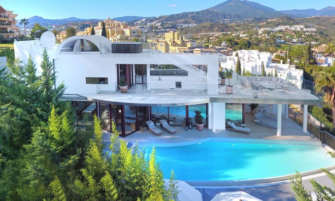 Nueva Andalucia Villa | 667 m² Villa ∙ 7 bedrooms ∙ 16 guests