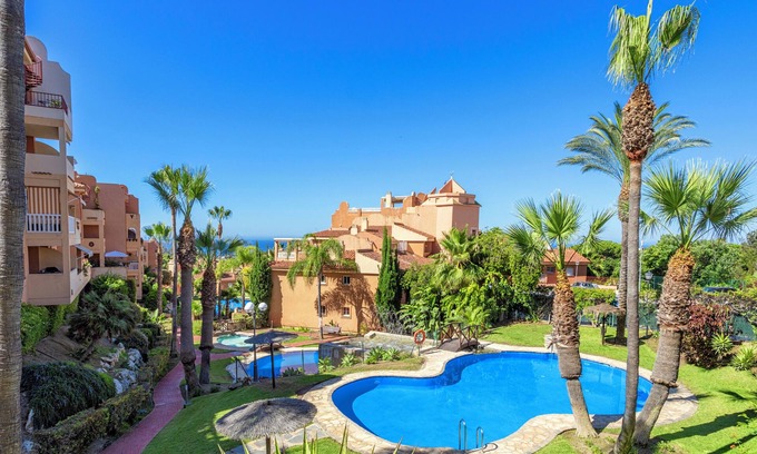 Urbanizacion Hacienda las Chapas Apartment | Bright Cosy Penthouse With 4 Big swimming-Pool and Garage, Elevator, Wi-Fi π