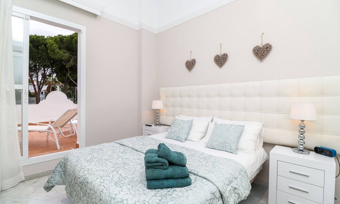 Urbanizacion Hacienda las Chapas House | Bright townhouse -great onsite facilities