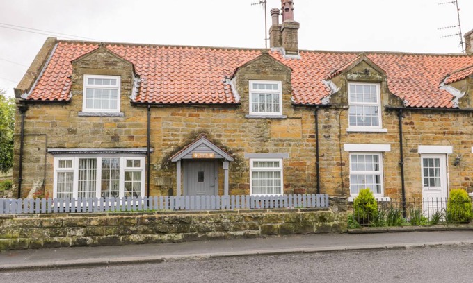 Burniston Cottage | Cabin ∙ 2 bedrooms ∙ 4 guests