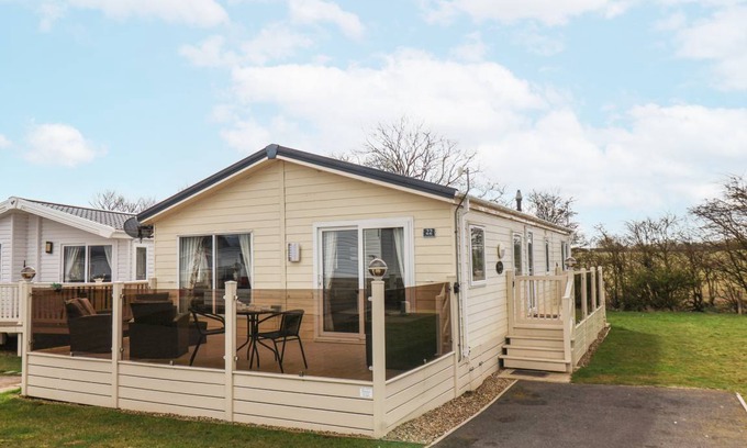 Cayton Bay Cottage | Cabin ∙ 2 bedrooms ∙ 6 guests
