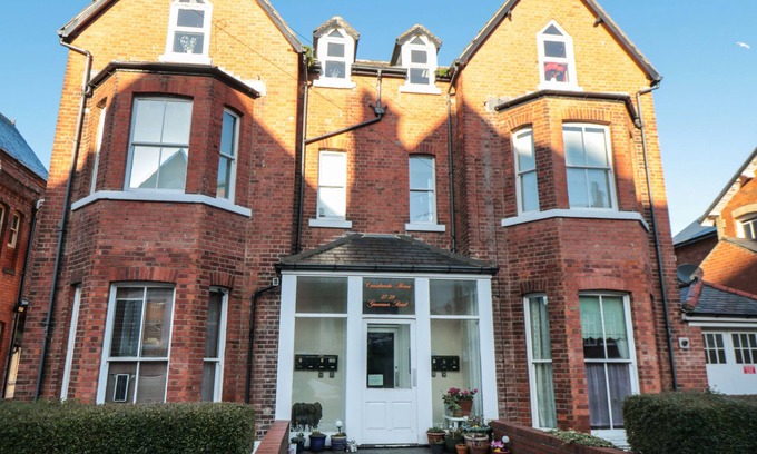 Scarborough Apartment | CARISBROOKE HOUSE, APARTMENT 6, with a garden in Scarborough
