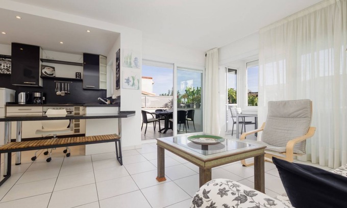 Urbanizacion Costabella Apartment | Modern holiday home with private garden in Costabella, Marbella