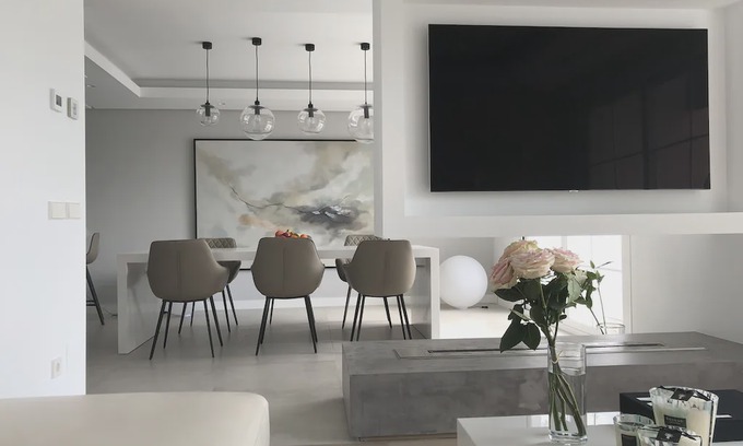 Golden Mile Apartment | Modern Penthouse in Puente Romano