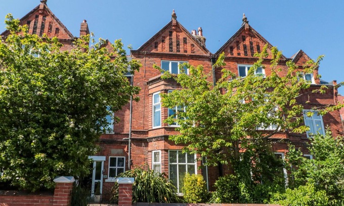 South Cliff House | ROYAL VICTORIA HOUSE, pet friendly, with hot tub in Scarborough