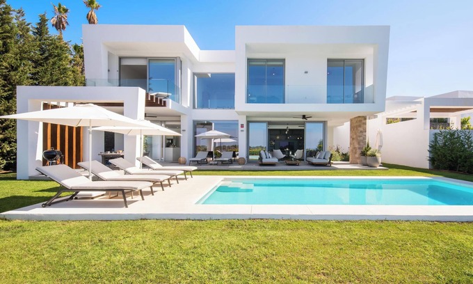 Marbella Villa | Villa 'Mariposa' with Sea View, Wi-Fi and Air Conditioning