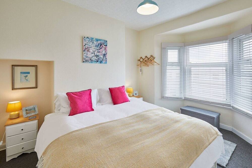 Scarborough City Centre Apartment | Host & Stay | Ocean Wave