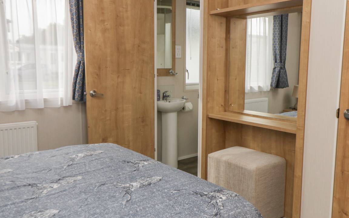 Photo of Bedroom in Cayton Bay
