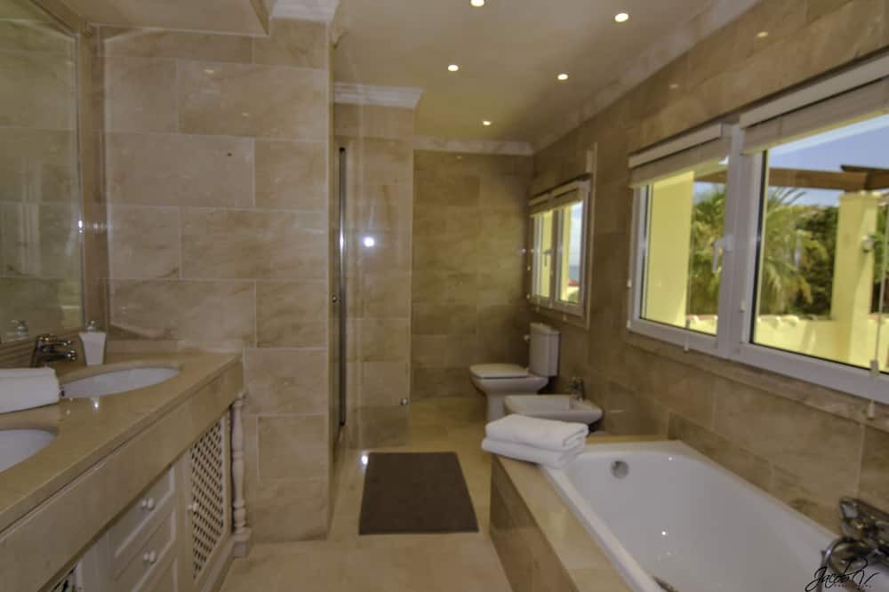 Photo of Bathroom in Urbanizacion Marbessa