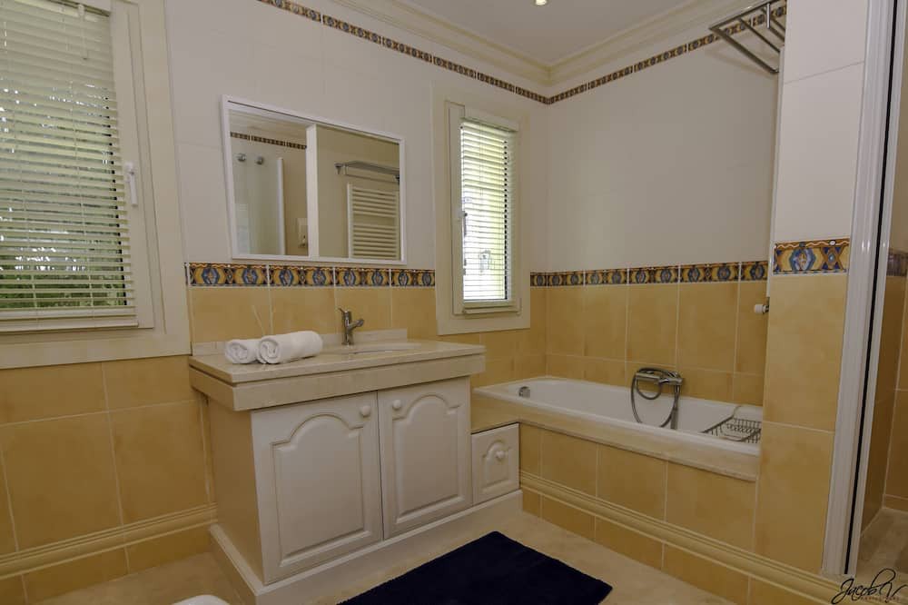 Photo of Bathroom in Urbanizacion Marbessa