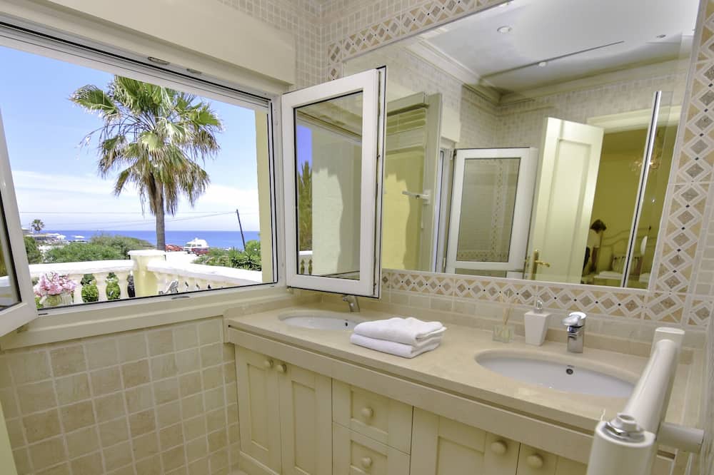 Photo of Bathroom in Urbanizacion Marbessa