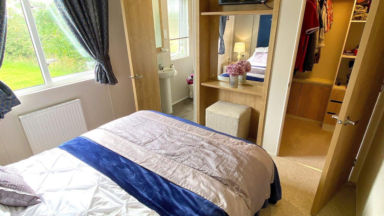 Photo of Bedroom in Cayton Bay