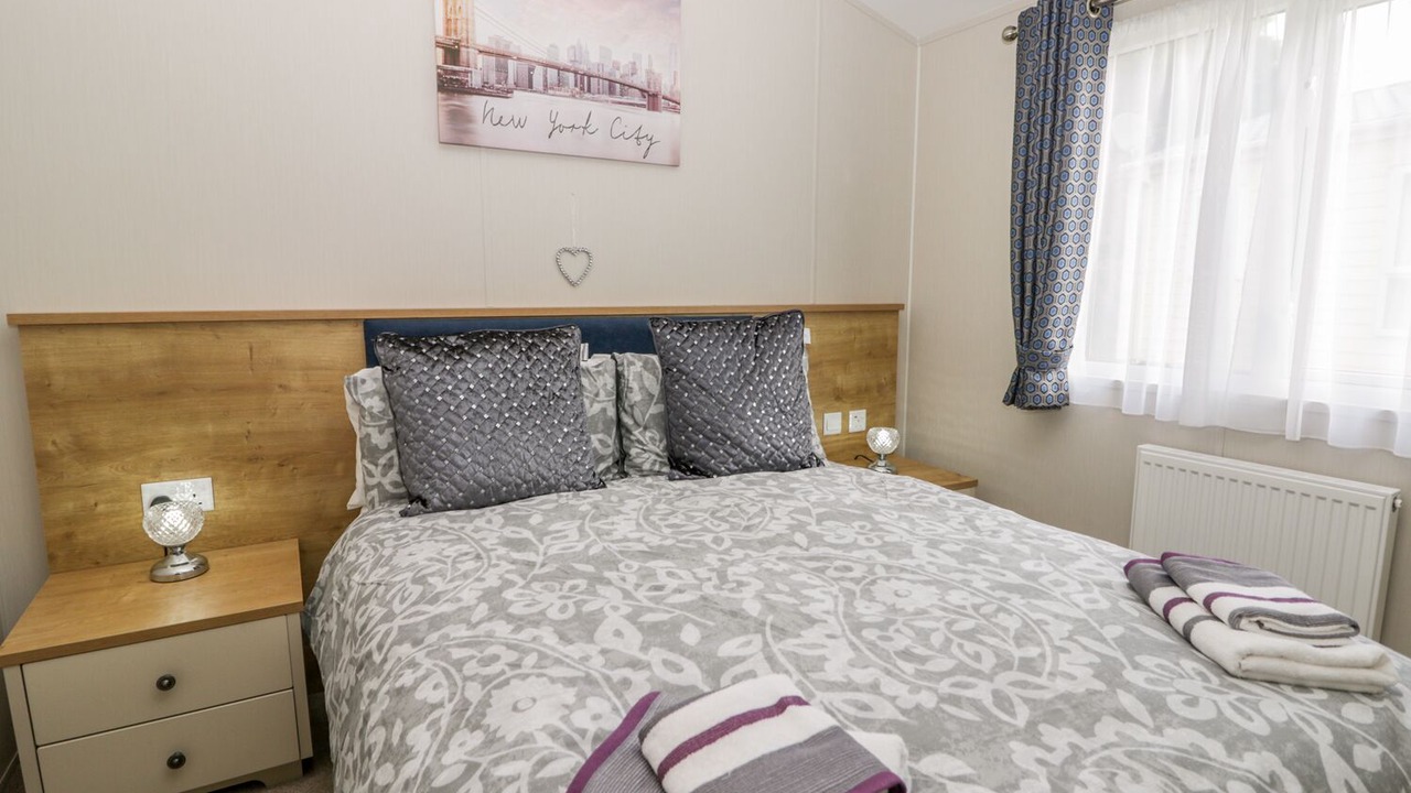 Photo of Bedroom in Cayton Bay