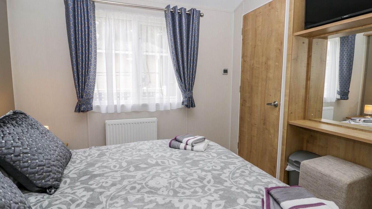 Photo of Bedroom in Cayton Bay