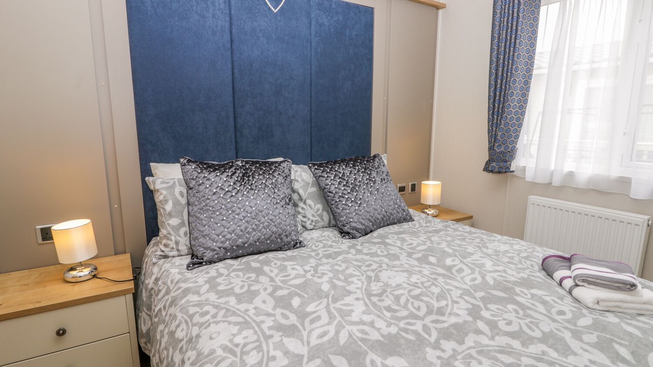 Photo of Bedroom in Cayton Bay