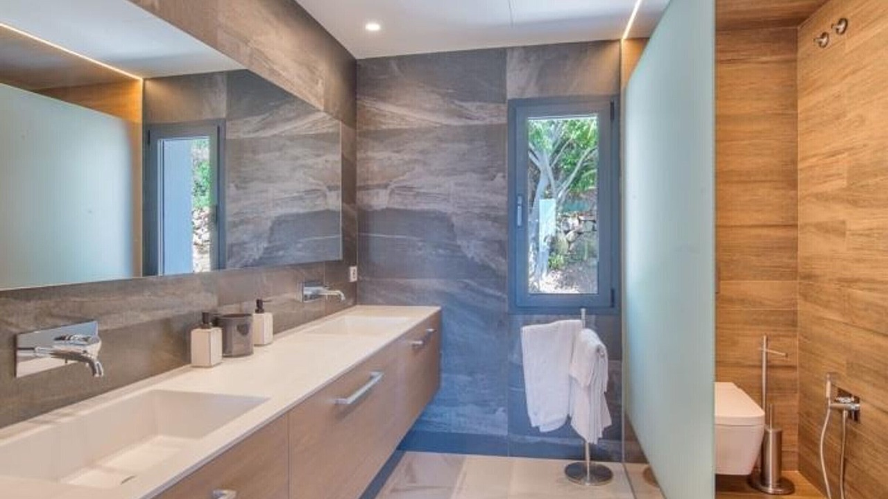 Photo of Bathroom in Golden Mile