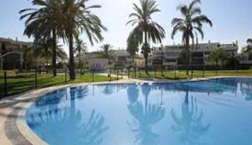 Apartment with Pool View 