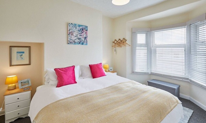 Scarborough City Centre Apartment | Host & Stay | Ocean Wave